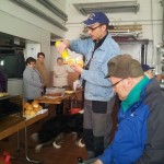 (Ortsvorsteher Spies bei der verdienten Stärkung nach erfolgreicher Sammelaktion)